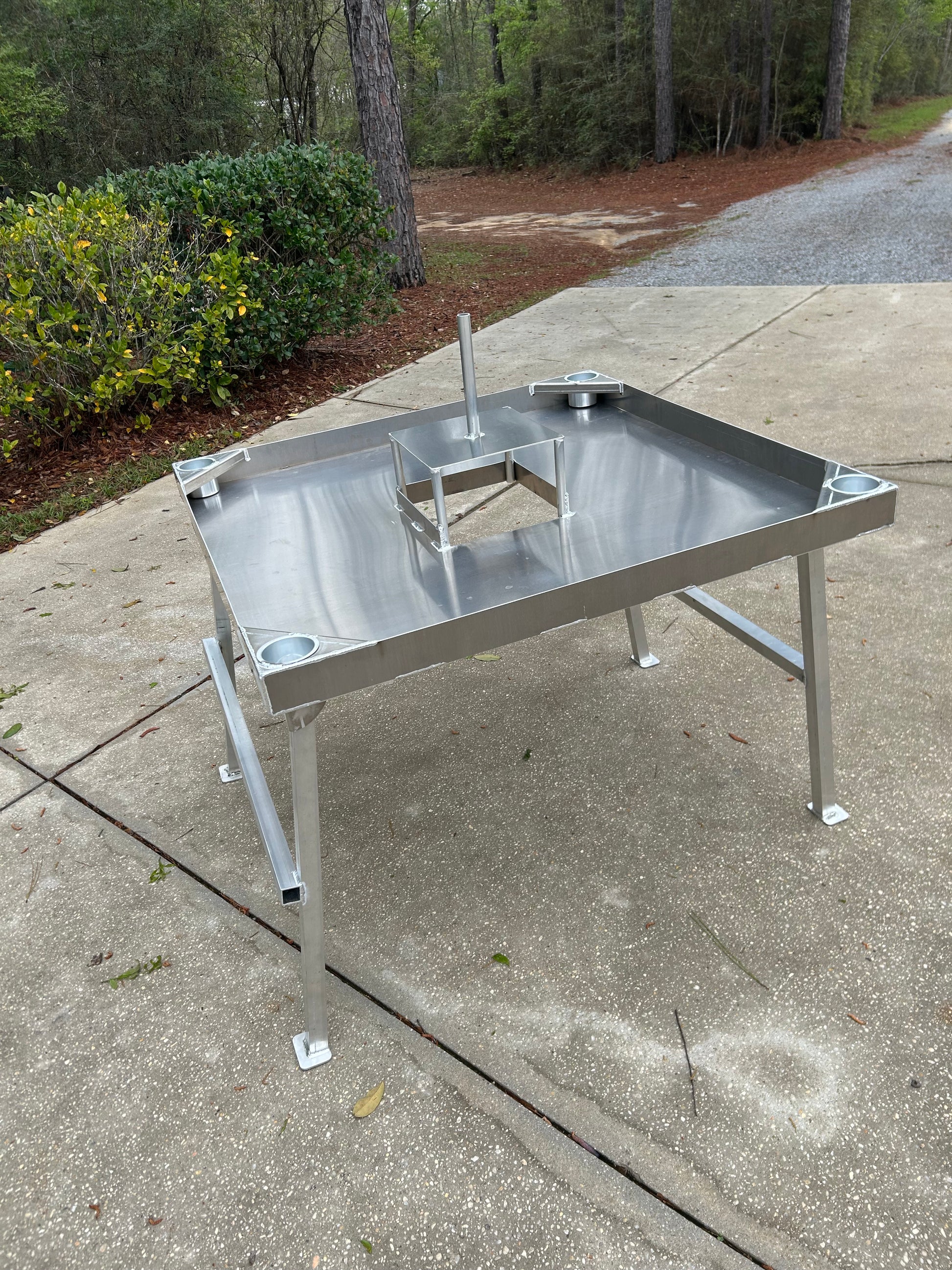 aluminum crawfish table with folding legs and cup holders